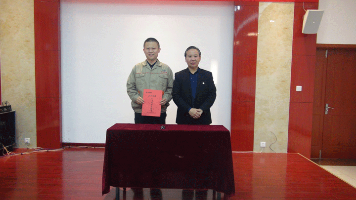 董事長景奉國與總經(jīng)理簽訂了《2018年安全目標(biāo)責(zé)任書》 董事長景奉國與總經(jīng)理簽訂了《2018年安全目標(biāo)責(zé)任書》